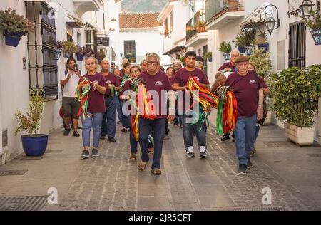 Gruppen spanischer Pastorales singen typische Weihnachtslieder, mit Zambomba-Instrumenten, als Ausnahme im Sommer. Mijas, Spanien. Stockfoto