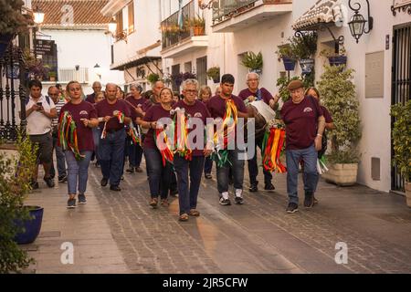 Gruppen spanischer Pastorales singen typische Weihnachtslieder, mit Zambomba-Instrumenten, als Ausnahme im Sommer. Mijas, Spanien. Stockfoto