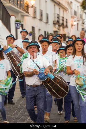 Gruppen spanischer Pastorales singen typische Weihnachtslieder, mit Zambomba-Instrumenten, als Ausnahme im Sommer. Mijas, Spanien. Stockfoto