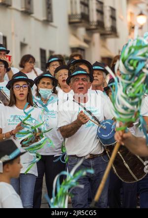 Gruppen spanischer Pastorales singen typische Weihnachtslieder, mit Zambomba-Instrumenten, als Ausnahme im Sommer. Mijas, Spanien. Stockfoto