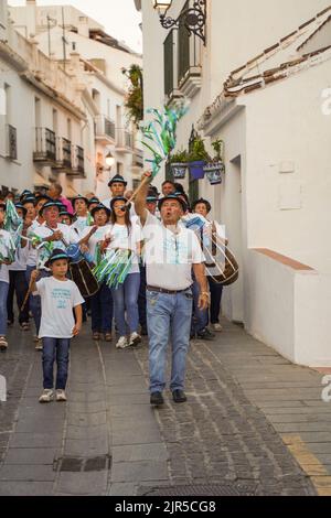 Gruppen spanischer Pastorales singen typische Weihnachtslieder, mit Zambomba-Instrumenten, als Ausnahme im Sommer. Mijas, Spanien. Stockfoto