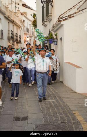 Gruppen spanischer Pastorales singen typische Weihnachtslieder, mit Zambomba-Instrumenten, als Ausnahme im Sommer. Mijas, Spanien. Stockfoto