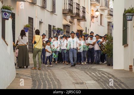 Gruppen spanischer Pastorales singen typische Weihnachtslieder, mit Zambomba-Instrumenten, als Ausnahme im Sommer. Mijas, Spanien. Stockfoto