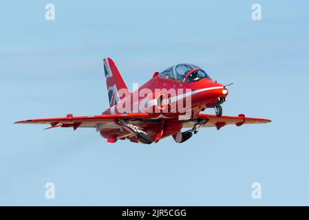 Royal Air Force Red Arrows BAE Hawk-Düsenflugzeug, das vom Londoner Flughafen Southend abfliegt, um auf der Eastbourne Airshow ausgestellt zu werden. Klettern. Stockfoto