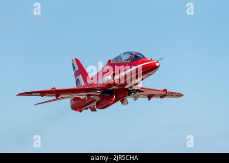 Royal Air Force Red Arrows BAE Hawk-Düsenflugzeug, das vom Londoner Flughafen Southend abfliegt, um auf der Eastbourne Airshow ausgestellt zu werden. Klettern. Stockfoto