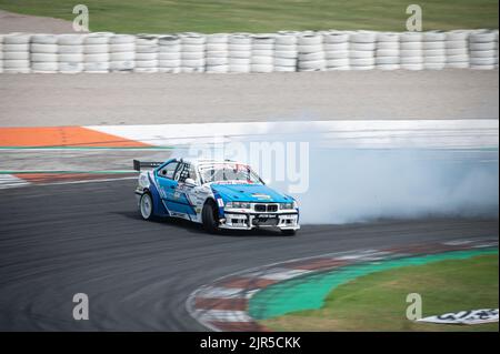 Ein weiß-blauer BMW E36, der während eines Rennens driftet Stockfoto