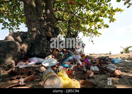 Ein Müllhaufen, der an einem Strand in Libreville schleppt, 11. August 2019. Die Hauptstadt Gabuns hat ein Problem der wiederkehrenden Müllabfuhr und des Inzivismus der Bevölkerung. Stockfoto