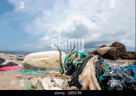 Ein Müllhaufen, der an einem Strand in Libreville schleppt, 11. August 2019. Die Hauptstadt Gabuns hat ein Problem der wiederkehrenden Müllabfuhr und des Inzivismus der Bevölkerung. Stockfoto