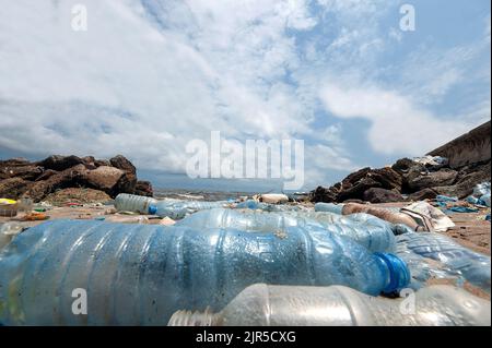 Ein Müllhaufen, der an einem Strand in Libreville schleppt, 11. August 2019. Die Hauptstadt Gabuns hat ein Problem der wiederkehrenden Müllabfuhr und des Inzivismus der Bevölkerung. Stockfoto