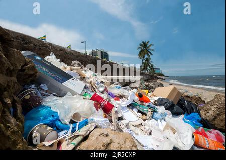 Ein Müllhaufen, der an einem Strand in Libreville schleppt, 11. August 2019. Die Hauptstadt Gabuns hat ein Problem der wiederkehrenden Müllabfuhr und des Inzivismus der Bevölkerung. Stockfoto