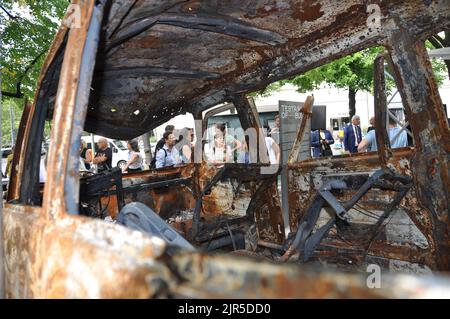 Berlin, Deutschland. 22. August 2022. Die Ausstellung Testament of Bucha begann am 22. August 2022 in Berlin. Das Auto, in dem russische Soldaten drei Frauen und ein Mädchen bei der Flucht in die Sicherheit in Bucha, Ukraine, töteten, ist auf dem Kurfürstendamm zu sehen. Kredit: Ales Zapotocky/CTK Foto/Alamy Live Nachrichten Stockfoto