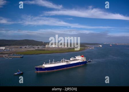 Luftaufnahme des LNG-Tankers Cesi Beihai, der am CESI LNG Terminal 1 anliegt und aus dem Curtis Island-Werk in der Nähe von Gladstone, Queensland, Australien, exportiert wird Stockfoto