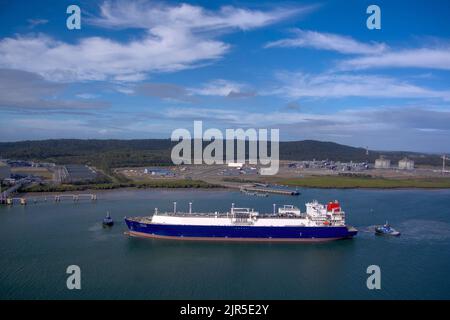 Luftaufnahme des LNG-Tankers Cesi Beihai, der am CESI LNG Terminal 1 anliegt und aus dem Curtis Island-Werk in der Nähe von Gladstone, Queensland, Australien, exportiert wird Stockfoto