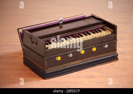 Nahaufnahme von Harmonium, einem indischen Instrument für traditionelle klassische Musik Stockfoto