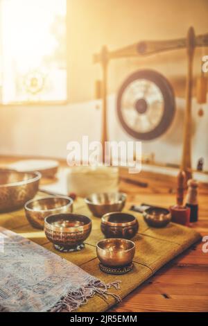 Schöne tibetische Schale und gong, zeremonieller Raum. Stockfoto