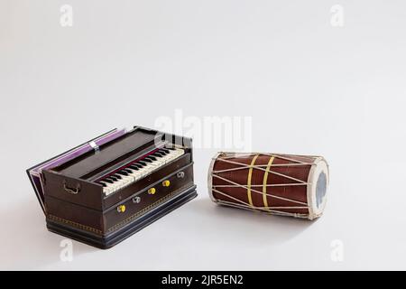 Portrait der traditionellen indischen klassischen Musikinstrumente, bestehend aus Tabla und Dholak Stockfoto