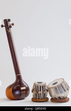 Portrait der traditionellen indischen klassischen Musikinstrumente, bestehend aus Tabla und Tanpura Stockfoto
