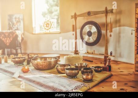 Schöne tibetische Schale und gong, zeremonieller Raum. Stockfoto