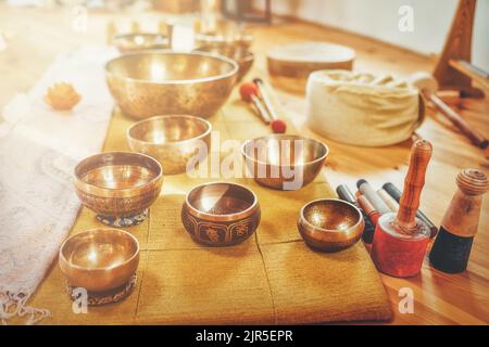 Schöne tibetische Schüssel bereit für meditative Musik. Stockfoto