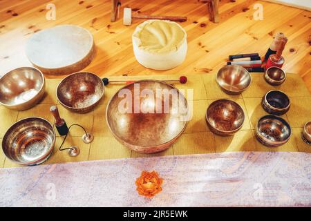 Schöne tibetische Schüssel bereit für meditative Musik. Stockfoto