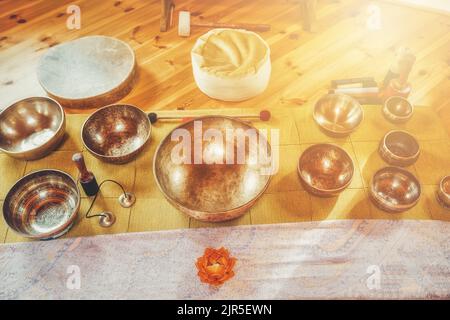 Schöne tibetische Schüssel bereit für meditative Musik. Stockfoto