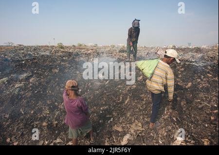 Phom Penh, Kambodscha - 06. Februar 2011: Arme Familie sammelt recycelbare Abfälle in der Mülldeponie Stung Meanchey am Stadtrand Stockfoto