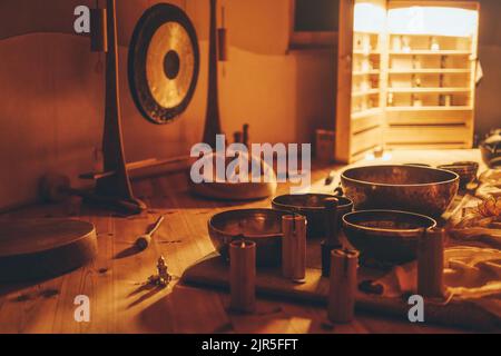 Schöne tibetische Schale und gong, zeremonieller Raum. Stockfoto