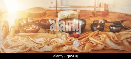 Schöne tibetische Schüssel bereit für meditative Musik. Stockfoto