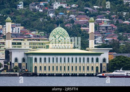 Masjid Raya Al Munawwar, eine große Moschee am Meer in Kota Ternate. Ternate Island, Nord-Maluku, Indonesien. Stockfoto