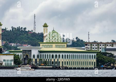 Masjid Raya Al Munawwar, eine große Moschee am Meer in Kota Ternate. Ternate Island, Nord-Maluku, Indonesien. Stockfoto