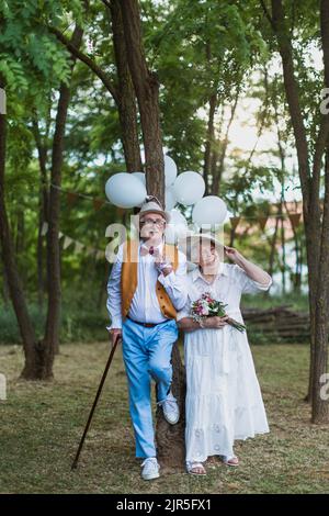 Seniorenpaar, das während des Sommers in der Natur geheiratet hat. Stockfoto