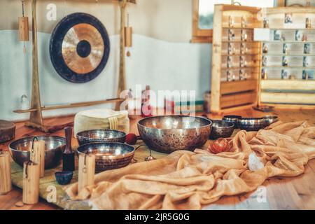 Schöne tibetische Schale und gong, zeremonieller Raum. Stockfoto