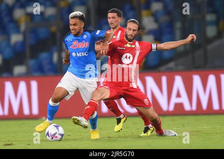 Neapel, Italien. 21. August 2022. Adam Ounas (SSC Napoli) und Andrea Barberis (AC Monza) konkurrieren um den Ball mit während der Serie A 2022/23 Spiel zwischen SSC Napoli und AC Monza Diego Armando Maradona Stadium in Neapel, Italien am 21. August 2022. (Foto: Agostino Gemito/Pacific Press/Sipa USA) Quelle: SIPA USA/Alamy Live News Stockfoto