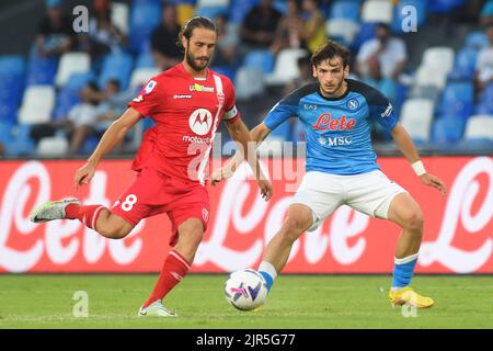 Neapel, Italien. 21. August 2022. Khvicha Kvaratskhelia (SSC Napoli) und Andrea Barberis (AC Monza) konkurrieren um den Ball mit während der Serie A 2022/23 Spiel zwischen SSC Napoli und AC Monza Diego Armando Maradona Stadium in Neapel, Italien am 21. August 2022. (Foto: Agostino Gemito/Pacific Press/Sipa USA) Quelle: SIPA USA/Alamy Live News Stockfoto