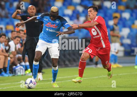 Neapel, Italien. 21. August 2022. Victor Osimhen (SSC Napoli) und Salvatore Molina (AC Monza) konkurrieren um den Ball mit während der Serie A 2022/23 Spiel zwischen SSC Napoli und AC Monza Diego Armando Maradona Stadium in Neapel, Italien am 21. August 2022. (Foto: Agostino Gemito/Pacific Press/Sipa USA) Quelle: SIPA USA/Alamy Live News Stockfoto