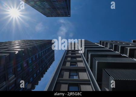 Die Sonne platzte über den kürzlich fertiggestellten Apartments im Queens Quarter in Croydon Stockfoto