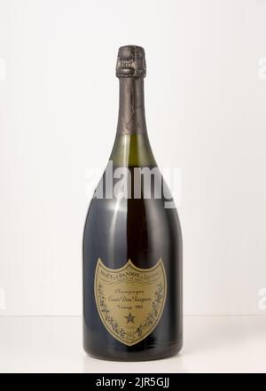 Retro-Flasche Dom Perignon Champagner mit Abzeichen geformten Etikett auf weißem Hintergrund platziert Stockfoto