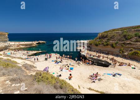 Das St. Peter's Pool ist eines der schönsten und atemberaubendsten natürlichen Schwimmbäder in Malta und liegt in der Nähe von Marsaxlokk an der Spitze von Delimara P Stockfoto