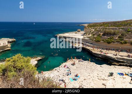 Das St. Peter's Pool ist eines der schönsten und atemberaubendsten natürlichen Schwimmbäder in Malta und liegt in der Nähe von Marsaxlokk an der Spitze von Delimara P Stockfoto