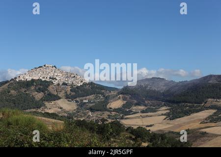 Sant'Agata di Puglia, Italia - 21 agosto 2022: il paese e la pineta del monte della Croce devastata dall'incendio Stockfoto