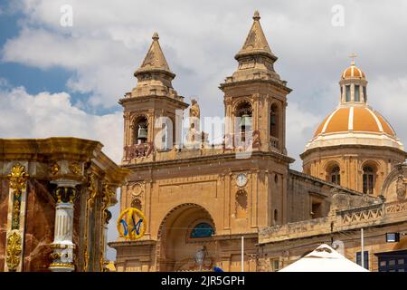 Die Pfarrkirche unserer Lieben Frau von Pompei befindet sich am Meer des beliebten Fischerdorfes Marsaxlokk. Die Kirche wurde 1890 erbaut. Stockfoto