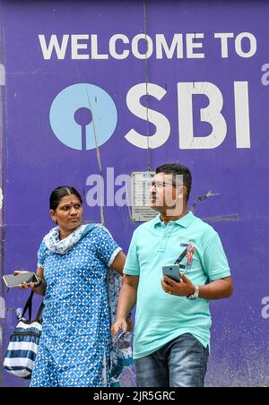 Mumbai, Indien. 21. August 2022. Die Menschen laufen an einem Logo der State Bank of India (SBI) in der Currey Road Filiale in Mumbai vorbei. State Bank of India (SBI) ist ein FORTUNE 500-Unternehmen und eine der vertrauenswürdigsten Banken im Public Sector Banking (PSB) mit einem Netzwerk von über 22.000 Niederlassungen in ganz Indien. Kredit: SOPA Images Limited/Alamy Live Nachrichten Stockfoto