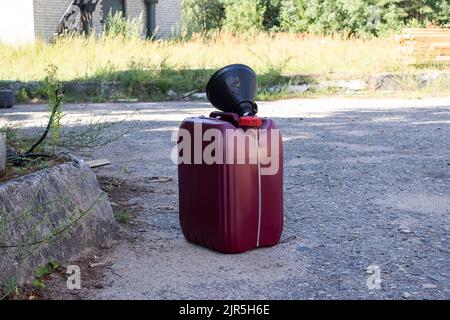 Großer roter Behälter mit Motoröl in Nahaufnahme Stockfoto