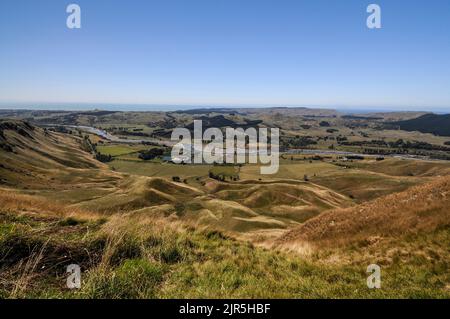 Craggy Range Winery ein familiengeführtes Weingut und der Tukituki-Fluss vom höchsten Aussichtspunkt auf dem Te Mata Peak in Hawkes Bay an der Ostküste von Nor Stockfoto