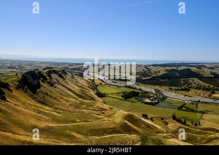 Craggy Range Winery ein familiengeführtes Weingut und der Tukituki-Fluss vom höchsten Aussichtspunkt auf dem Te Mata Peak in Hawkes Bay an der Ostküste von Nor Stockfoto