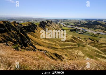 Craggy Range Winery ein familiengeführtes Weingut und der Tukituki-Fluss vom höchsten Aussichtspunkt auf dem Te Mata Peak in Hawkes Bay an der Ostküste von Nor Stockfoto