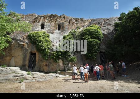 Gruppe von Touristen, die dem Reiseleiter zuhören, in einer archäologischen Stätte von Sizilien, Italien Stockfoto