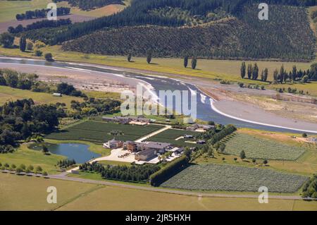 Craggy Range Winery ein familiengeführtes Weingut und der Tukituki-Fluss vom höchsten Aussichtspunkt auf dem Te Mata Peak in Hawkes Bay an der Ostküste von Nor Stockfoto