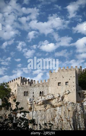 wolkiger Himmel und mittelalterliche Burg von Caccamo im Westen Siziliens, Italien Stockfoto