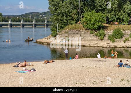 Badeplatz am Strand des Rhein beim Birsköpfli Rheinpark in Basel, Schweiz, Europa | Rheinschwimmstrand bei Birsköpfli Rheinpark in Basel, Schweiz Stockfoto